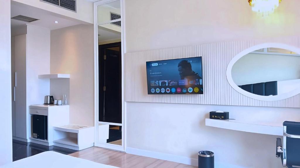 TV a/nebo společenská místnost v ubytování The Grantage Hotel & Sky Lounge