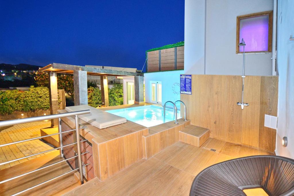 Bazén v ubytovaní CAVE Luxury House alebo v jeho blízkosti