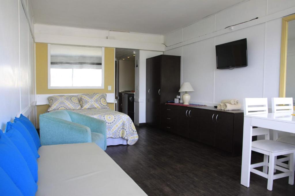 Habitación de hotel con cama y escritorio en Departamento Céntrico Bariloche en San Carlos de Bariloche