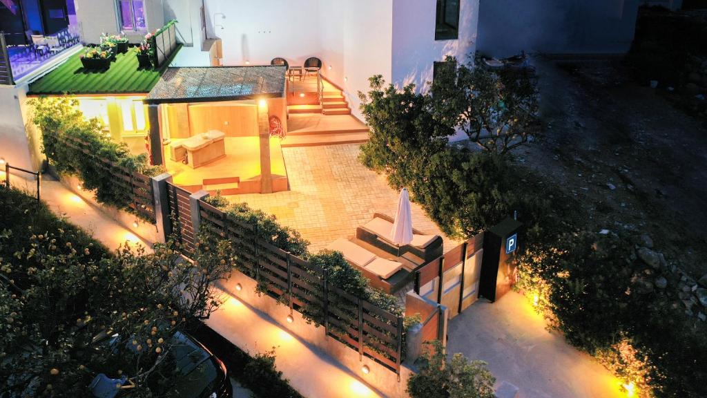 Vonkajšia záhrada v ubytovaní CAVE Luxury House