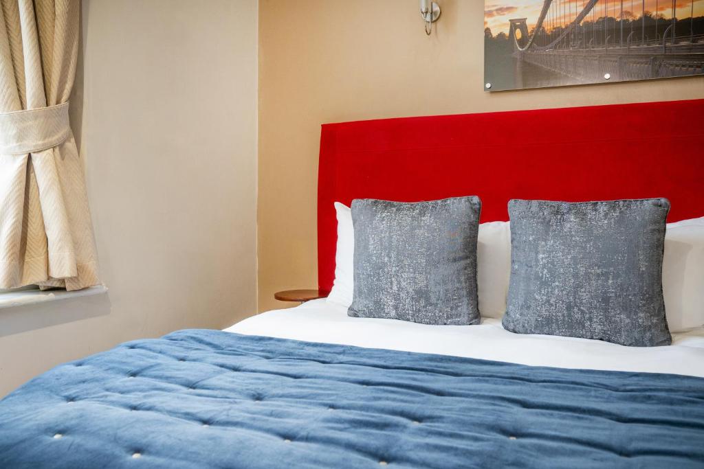 Postel nebo postele na pokoji v ubytování The Clifton Hotel Bristol