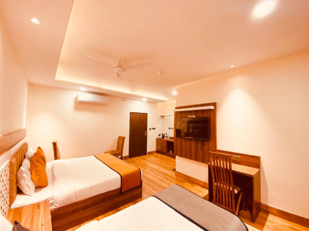 Postel nebo postele na pokoji v ubytování White Crest Amritsar - 300 mtr from golden temple ! Prime location ! parking ! hygenic rooms !
