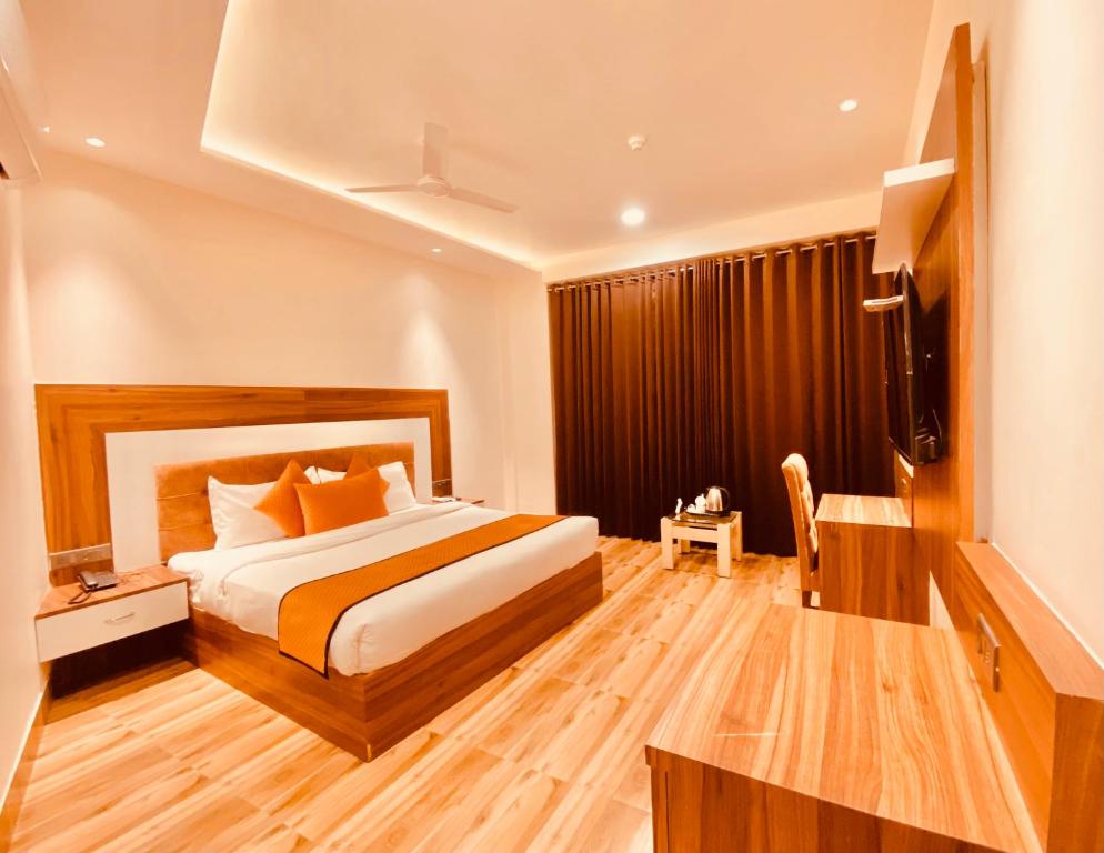 Postel nebo postele na pokoji v ubytování White Crest Amritsar - 300 mtr from golden temple ! Prime location ! parking ! hygenic rooms !