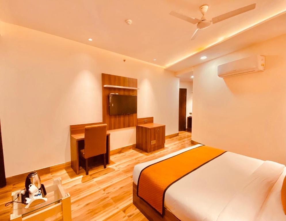 Postel nebo postele na pokoji v ubytování White Crest Amritsar - 300 mtr from golden temple ! Prime location ! parking ! hygenic rooms !