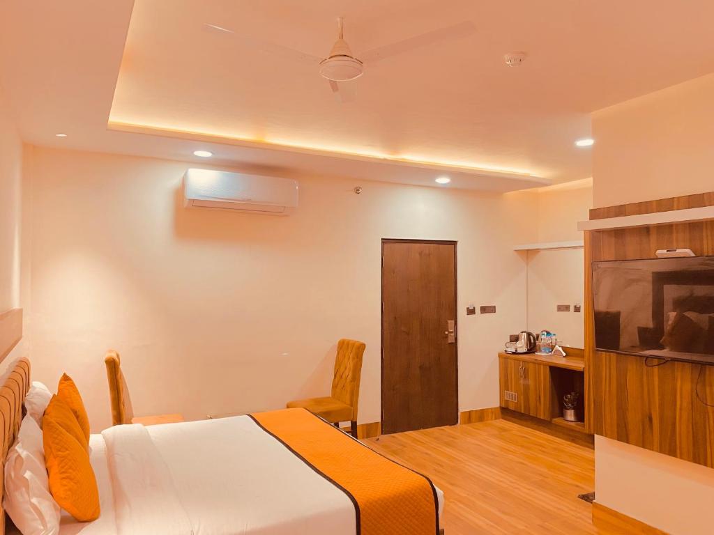 Postel nebo postele na pokoji v ubytování White Crest Amritsar - 300 mtr from golden temple ! Prime location ! parking ! hygenic rooms !