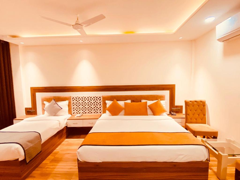 Postel nebo postele na pokoji v ubytování White Crest Amritsar - 300 mtr from golden temple ! Prime location ! parking ! hygenic rooms !
