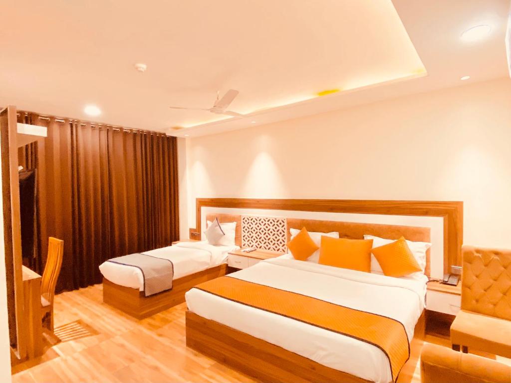 Postel nebo postele na pokoji v ubytování White Crest Amritsar - 300 mtr from golden temple ! Prime location ! parking ! hygenic rooms !