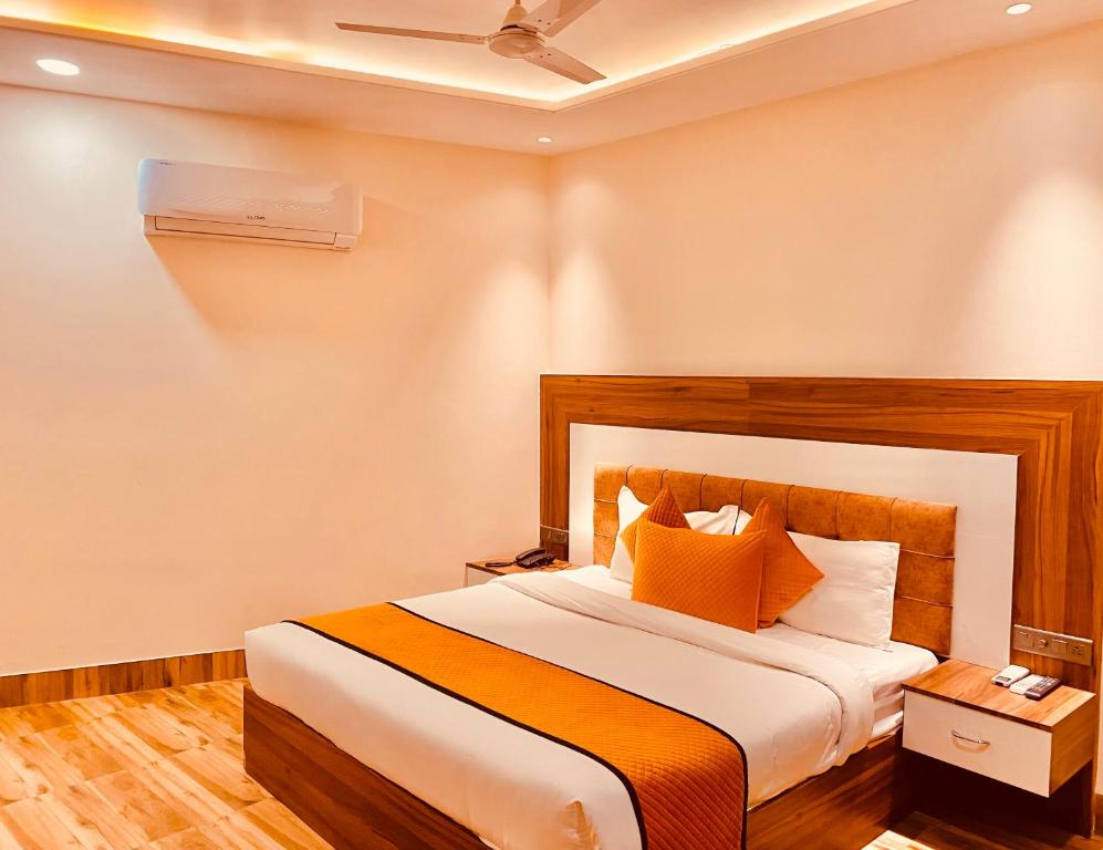 Postel nebo postele na pokoji v ubytování White Crest Amritsar - 300 mtr from golden temple ! Prime location ! parking ! hygenic rooms !