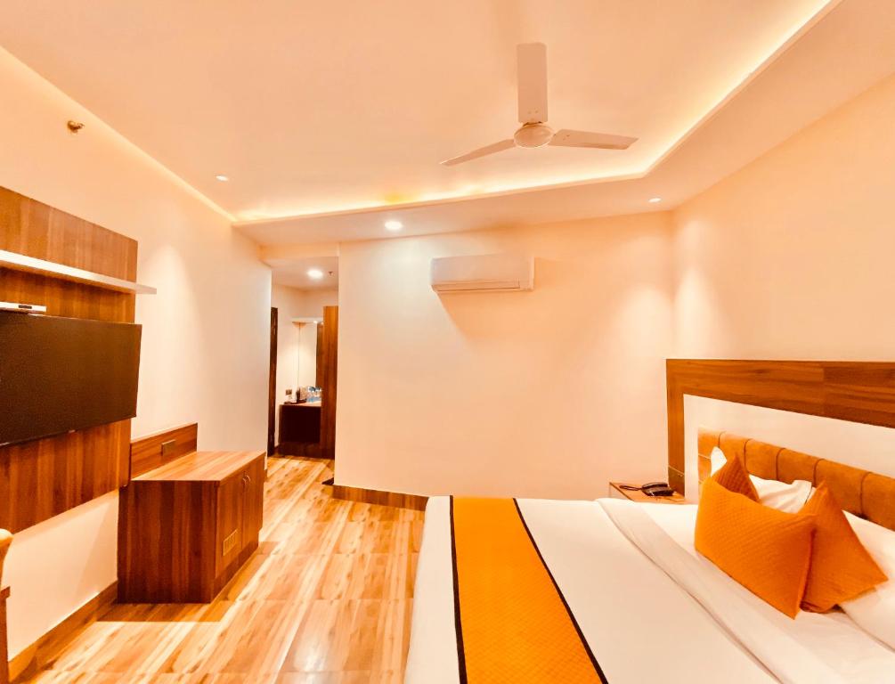 Postel nebo postele na pokoji v ubytování White Crest Amritsar - 300 mtr from golden temple ! Prime location ! parking ! hygenic rooms !
