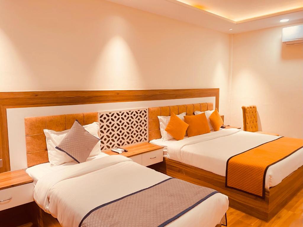 Postel nebo postele na pokoji v ubytování White Crest Amritsar - 300 mtr from golden temple ! Prime location ! parking ! hygenic rooms !