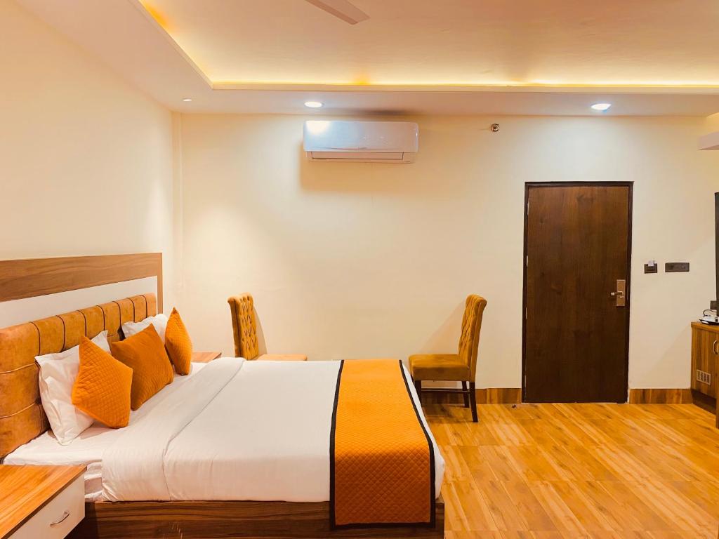 Postel nebo postele na pokoji v ubytování White Crest Amritsar - 300 mtr from golden temple ! Prime location ! parking ! hygenic rooms !