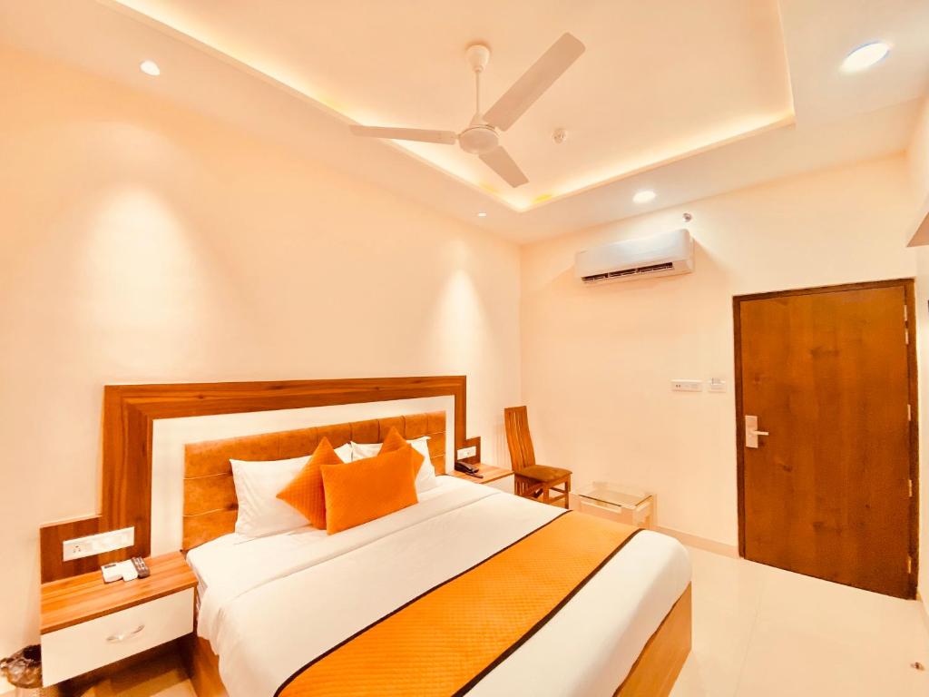 Postel nebo postele na pokoji v ubytování White Crest Amritsar - 300 mtr from golden temple ! Prime location ! parking ! hygenic rooms !