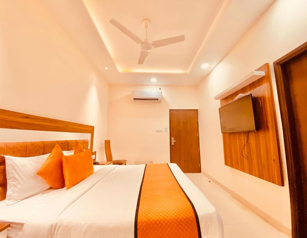 Postel nebo postele na pokoji v ubytování White Crest Amritsar - 300 mtr from golden temple ! Prime location ! parking ! hygenic rooms !