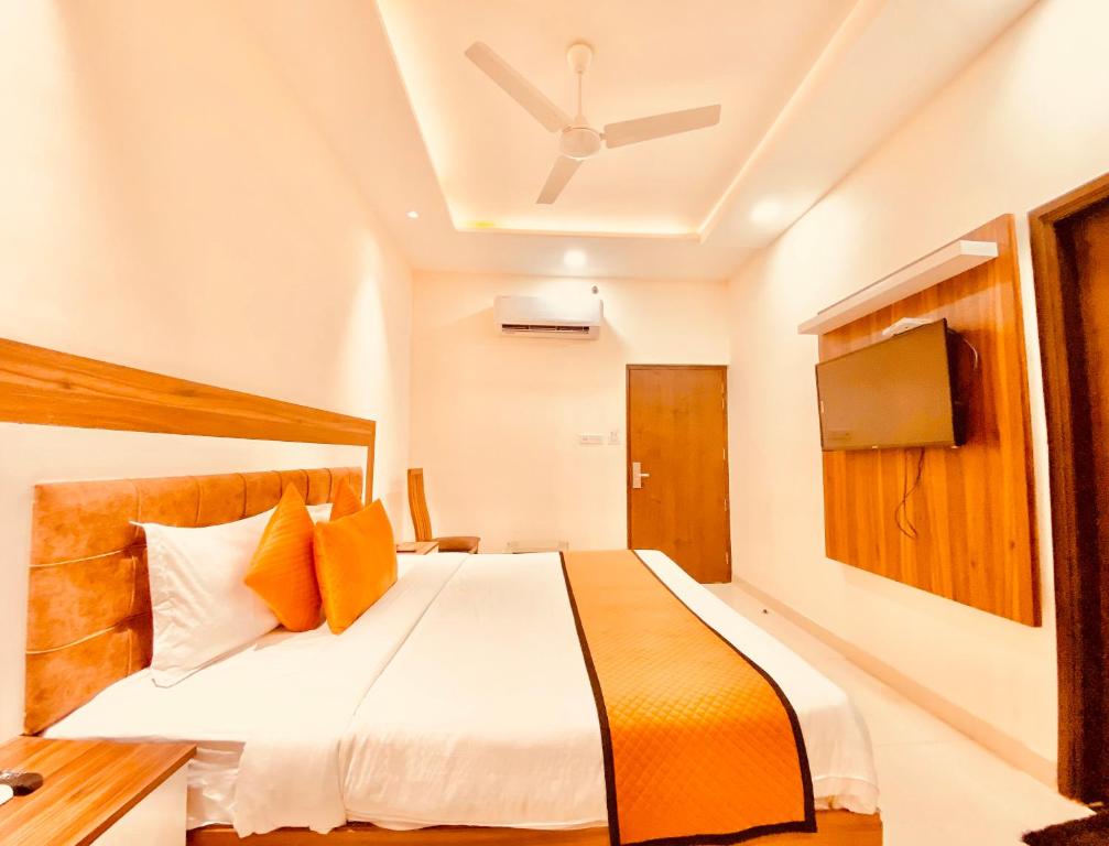 Postel nebo postele na pokoji v ubytování White Crest Amritsar - 300 mtr from golden temple ! Prime location ! parking ! hygenic rooms !