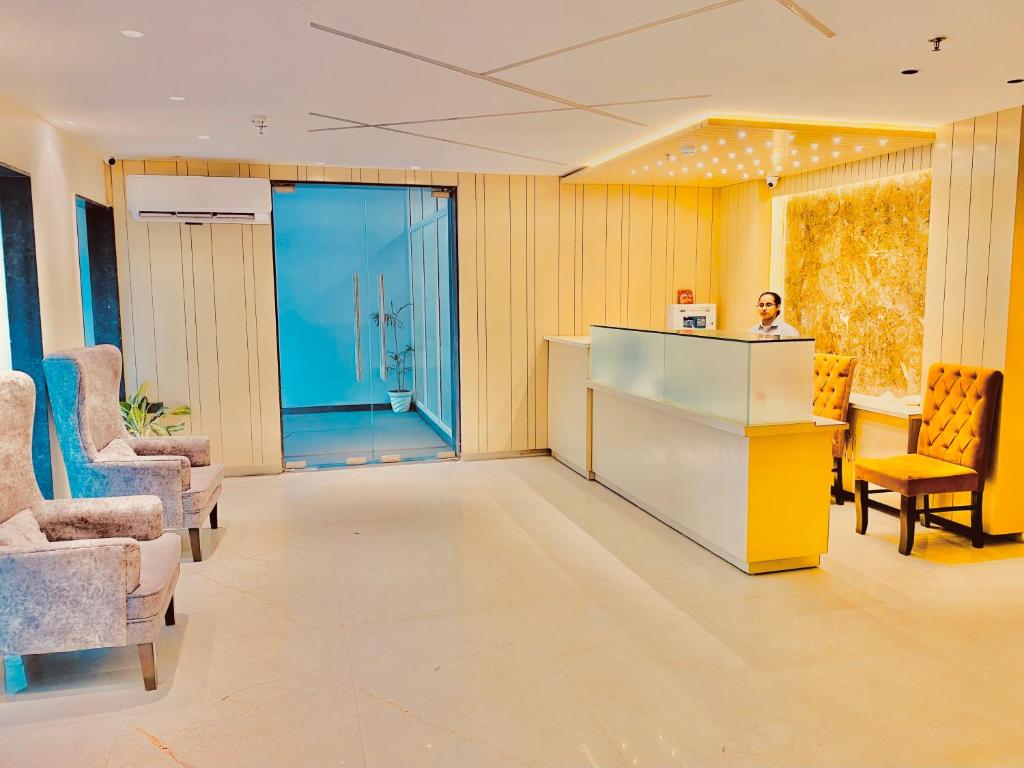 Posezení v ubytování White Crest Amritsar - 300 mtr from golden temple ! Prime location ! parking ! hygenic rooms !