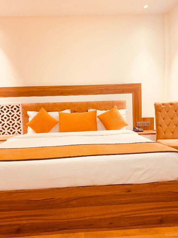 Postel nebo postele na pokoji v ubytování White Crest Amritsar - 300 mtr from golden temple ! Prime location ! parking ! hygenic rooms !
