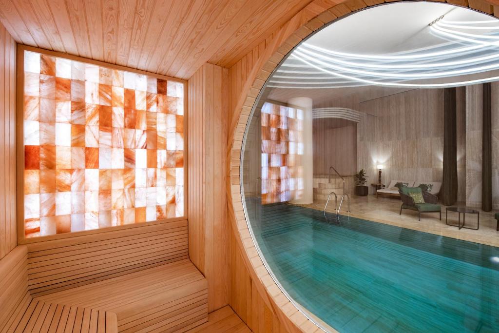 Bazén v ubytování Swissôtel Tbilisi nebo v jeho okolí