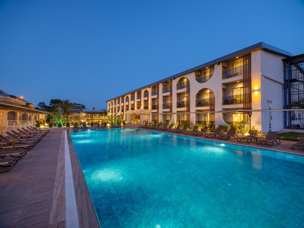 Bazén v ubytování Monk Resort Hotel Beldibi nebo v jeho okolí