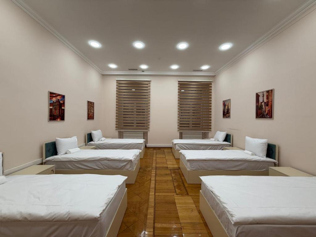 Postel nebo postele na pokoji v ubytování ALARA Inn HOSTEL & HOTEL