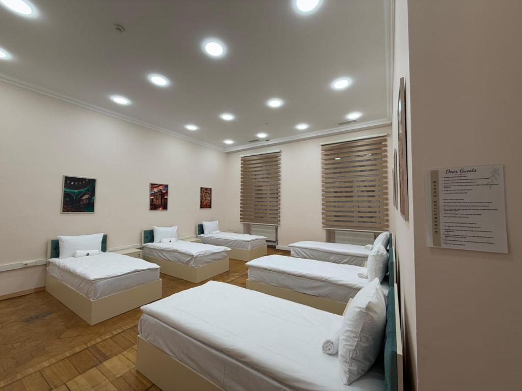 Postel nebo postele na pokoji v ubytování ALARA Inn HOSTEL & HOTEL