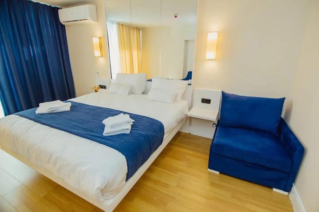 Postel nebo postele na pokoji v ubytování Orbi City Center Sutes
