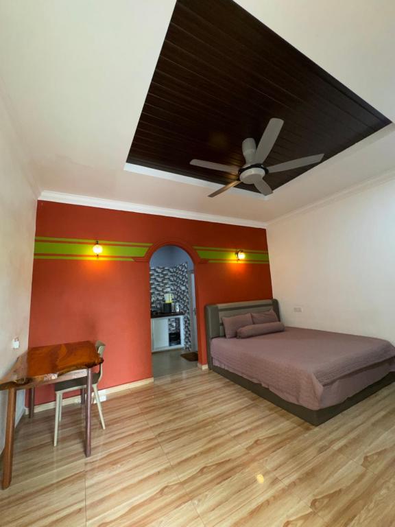 Postel nebo postele na pokoji v ubytování Cenang Room Rahsia Motel