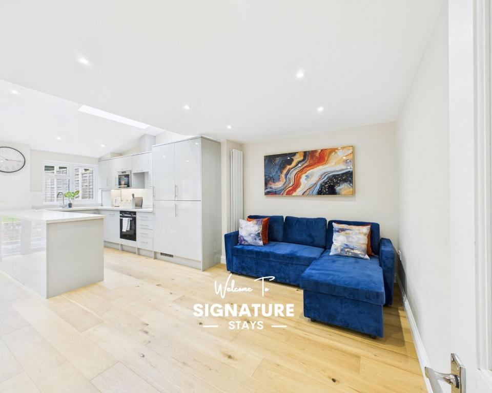 Kuchyň nebo kuchyňský kout v ubytování NEW No 1 Park Street by Signature Stays - 5 Bedroom House Central Cheltenham