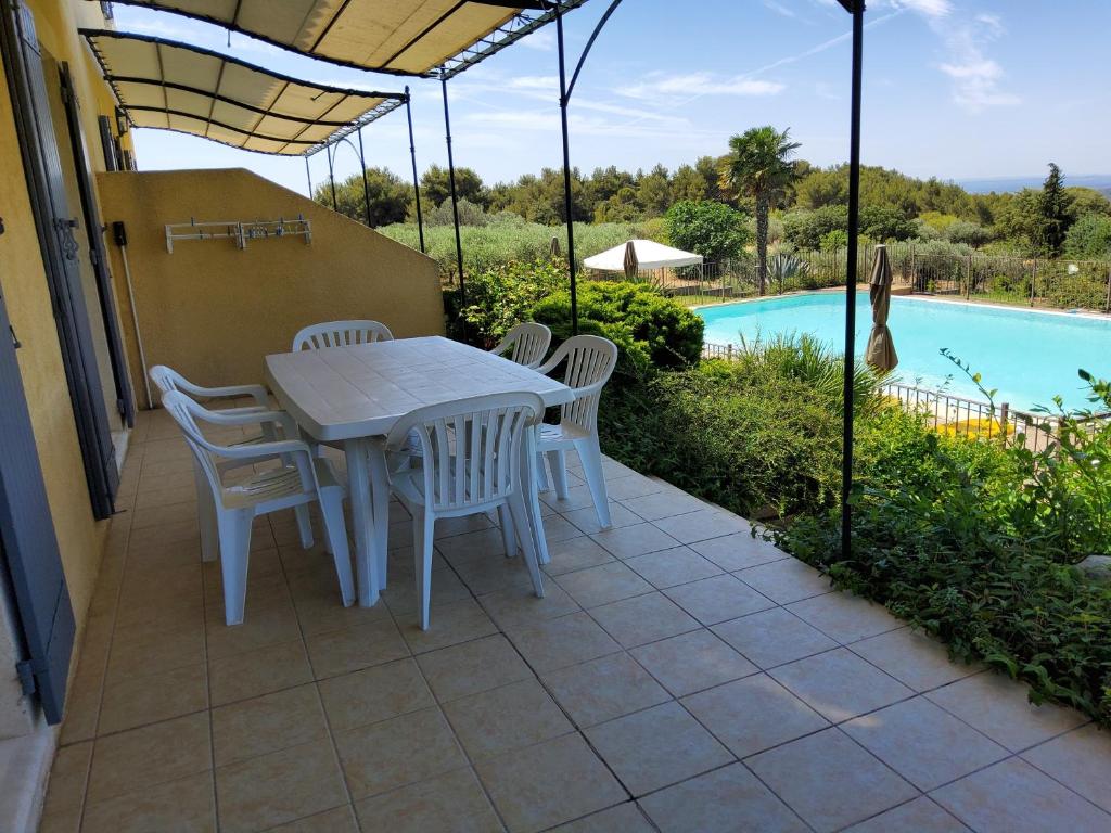 Der Swimmingpool an oder in der Nähe von Gîte Palma, vue exceptionnelle vallée Provençale
