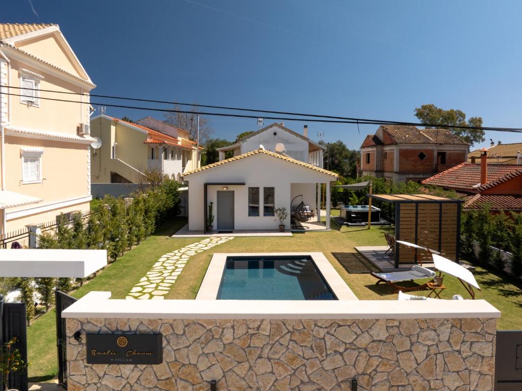 Bazén v ubytování Rustic Charm Villa nebo v jeho okolí