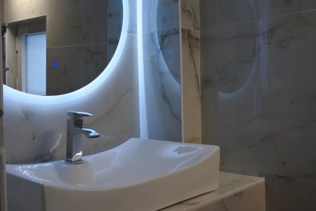 Koupelna v ubytování Doliva Studio John private jacuzzi