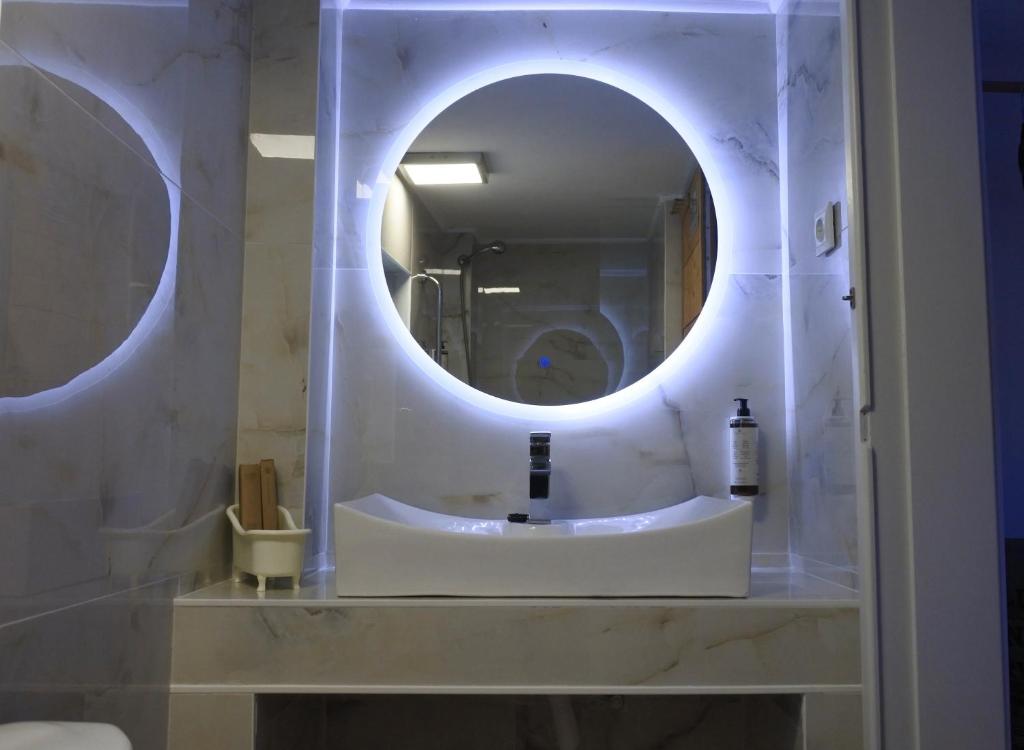 Koupelna v ubytování Doliva Studio Erietta private pool