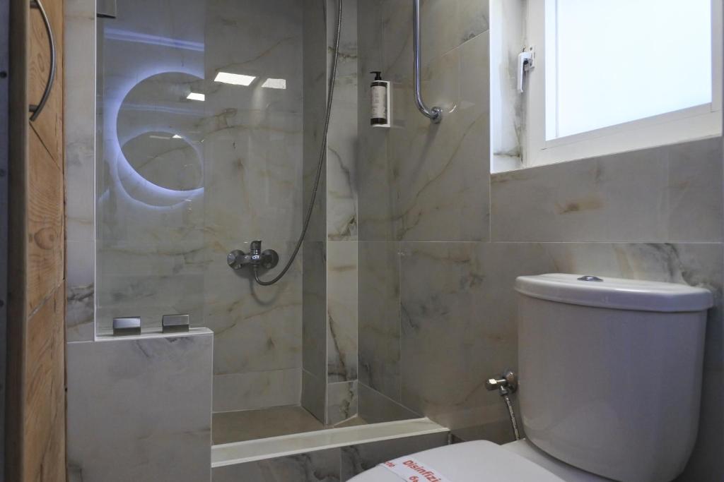 Ein Badezimmer in der Unterkunft Doliva Studio Chris private pool
