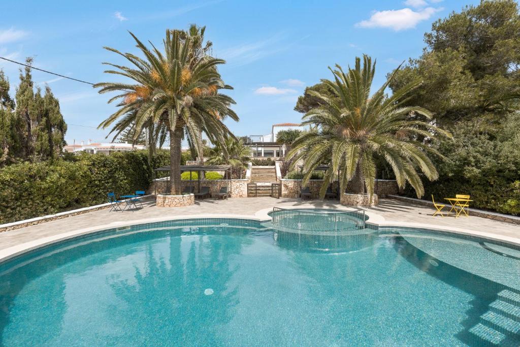 プンタ・プリマにあるVilla Lindaのヤシの木が背景に広いスイミングプール