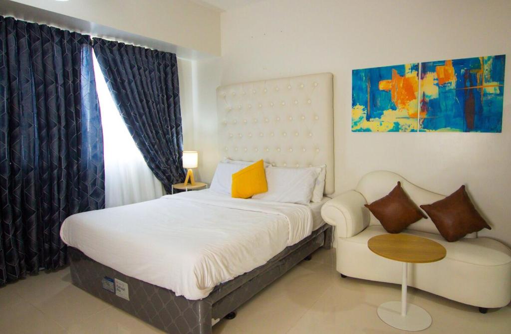 Ένα ή περισσότερα κρεβάτια σε δωμάτιο στο Casa - Chic Pool View Studio Near Ayala Mall