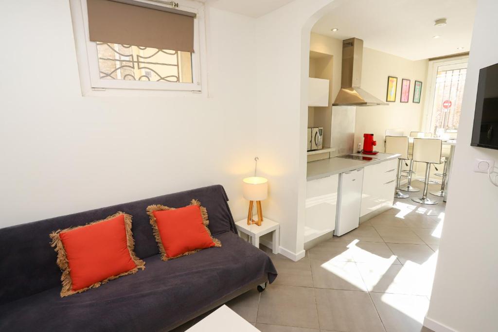 un salon avec un canapé et une cuisine dans l'établissement Appart T2 cosy a 5 minutes des plages !, à Latour-Bas-Elne