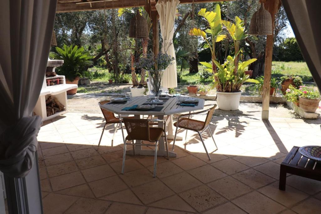 un patio con tavolo e sedie su un patio di Villa Patrizia in Otranto a Otranto