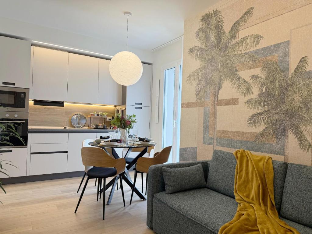 un soggiorno con un divano e un tavolo di Central suite bilocale in centro con garage a San Benedetto del Tronto