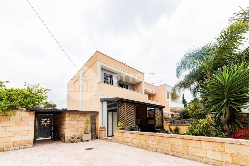 Villa mit Blick auf das Haus in der Unterkunft Oasi delle Meraviglie in Torre dell'Orso