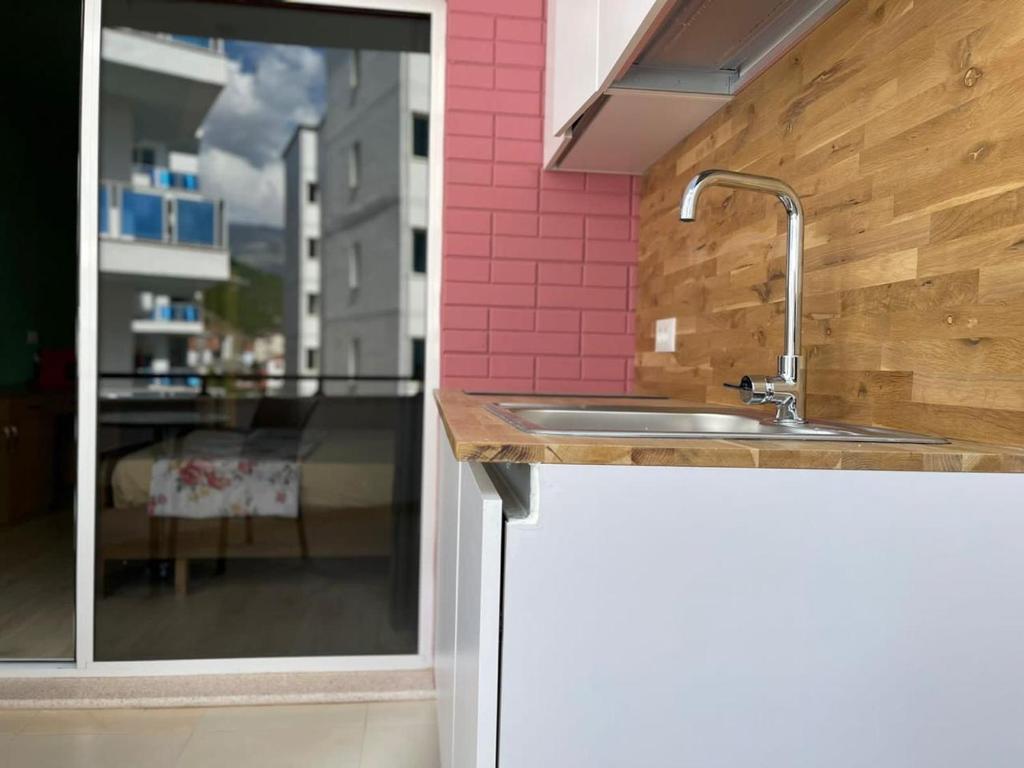 Köök või kööginurk majutusasutuses Mikpritja Pogradec, Tushemisht 3