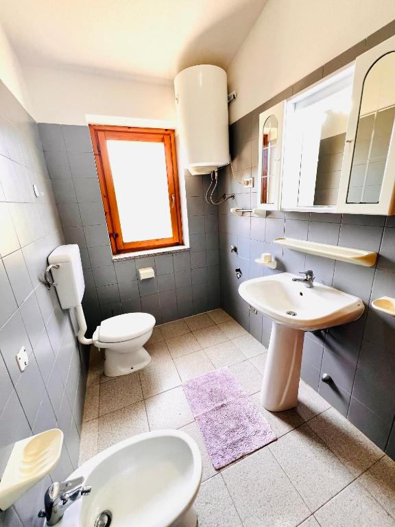 łazienka z umywalką i toaletą w obiekcie Residence La Cinta 8 w mieście San Teodoro