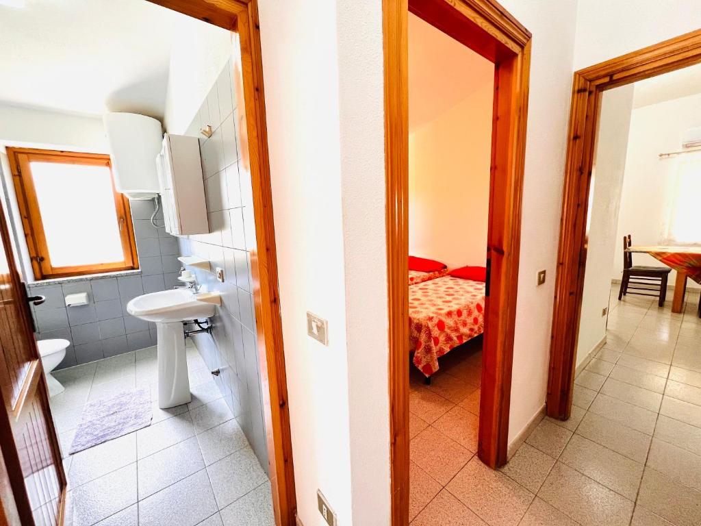 łazienka z toaletą i umywalką w pokoju w obiekcie Residence La Cinta 8 w mieście San Teodoro