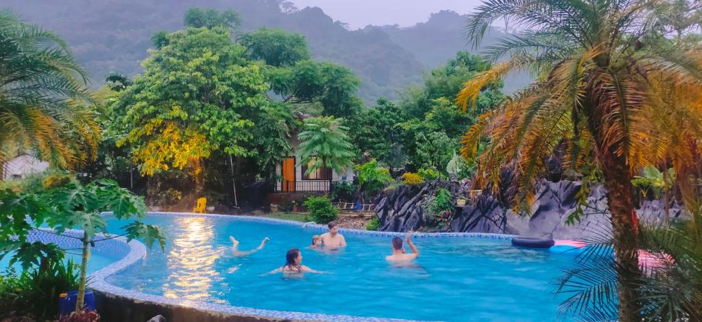Πισίνα στο ή κοντά στο Ha Giang Lodge Hostel & Tours