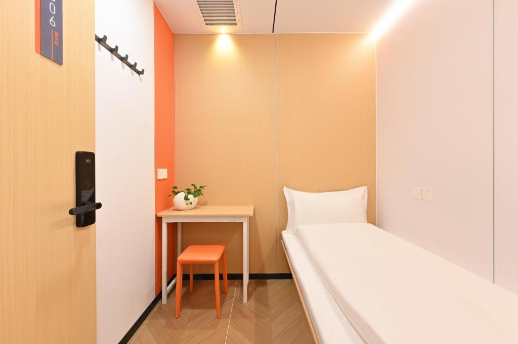 Postel nebo postele na pokoji v ubytování Beijing Xiaoding Hotel