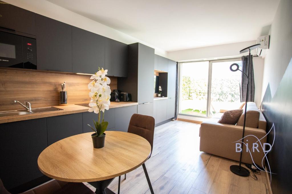 une cuisine et un salon avec une table et un canapé dans l'établissement Sunny Flat in Juan les pins, à Juan-les-Pins