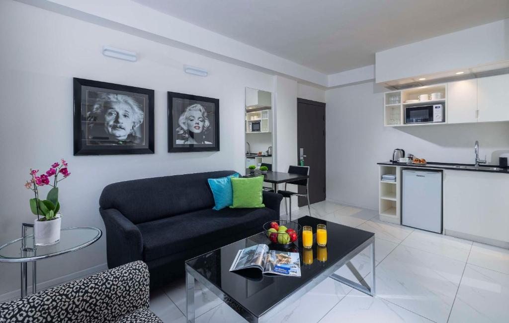 Kuchyň nebo kuchyňský kout v ubytování Best Western Regency Suites