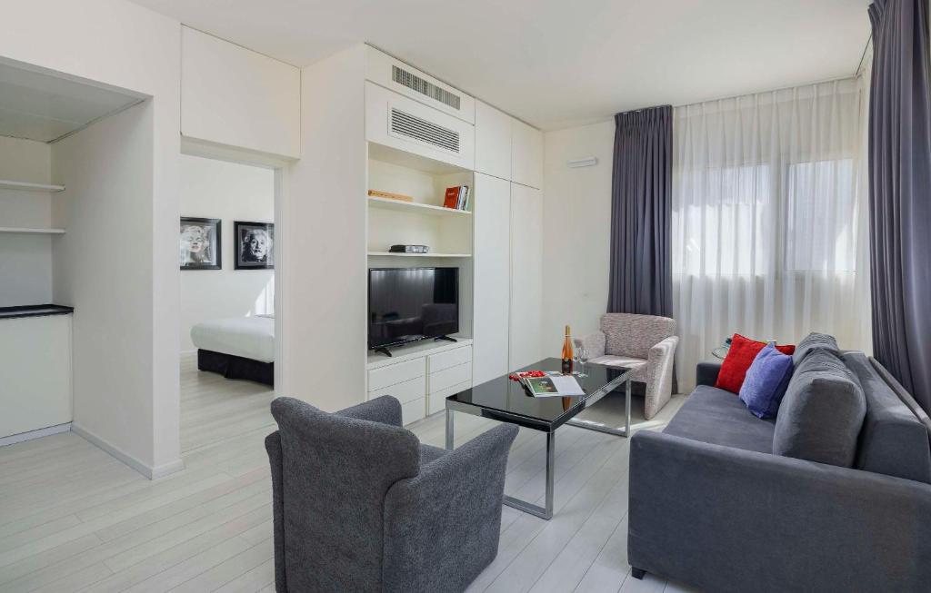 TV a/nebo společenská místnost v ubytování Best Western Regency Suites