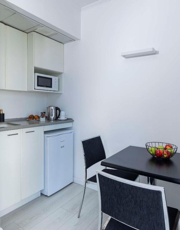 Kuchyň nebo kuchyňský kout v ubytování Best Western Regency Suites