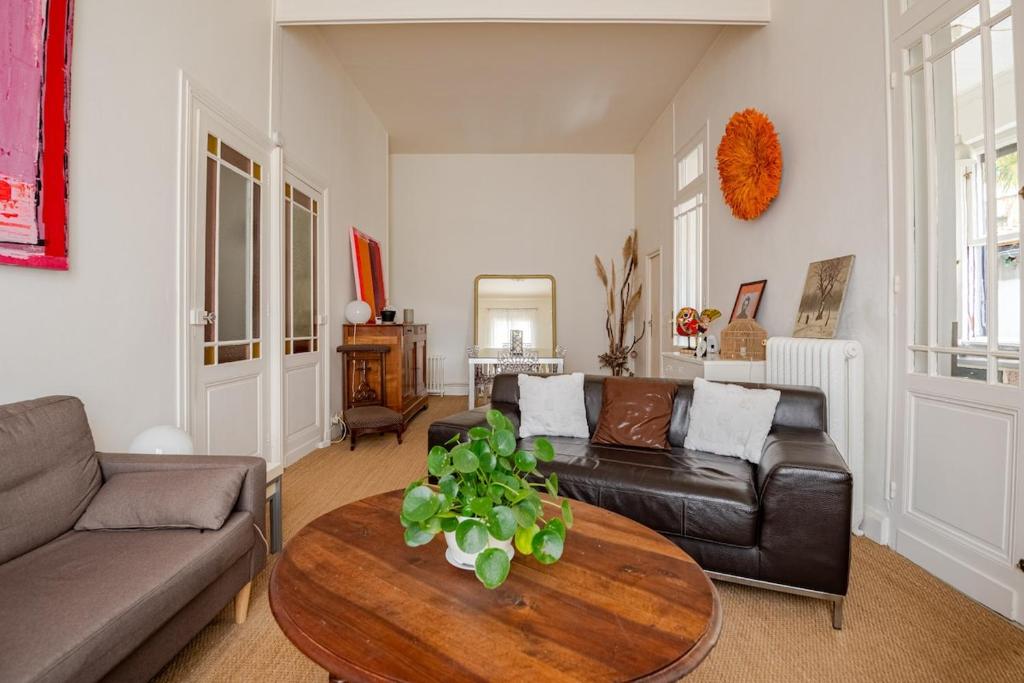 un salon avec un canapé et une table dans l'établissement L'échoppe de Sophie, à Le Bouscat