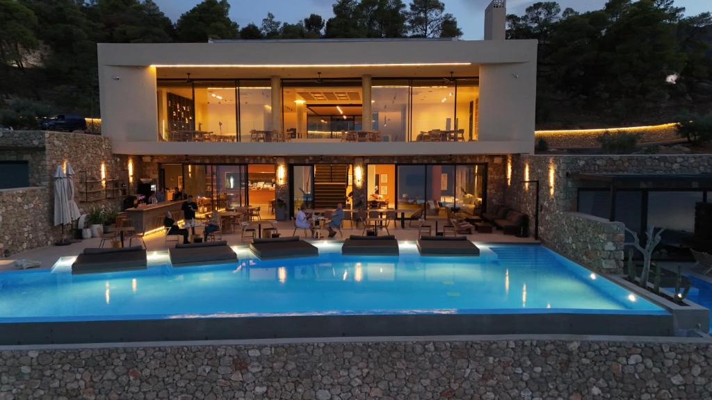 Bazén v ubytování ​Le Grand Bleu Resort nebo v jeho okolí