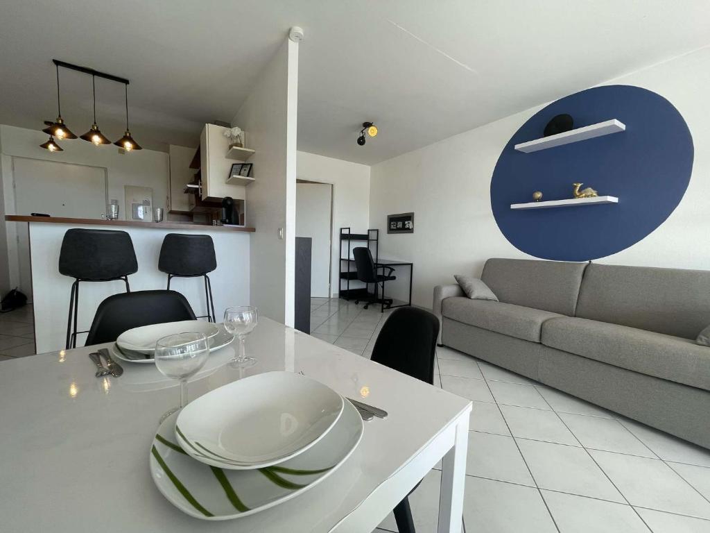 un salon avec une table et un canapé dans l'établissement Appt Studio LA ROCHELLE - LR110-F13, à La Rochelle